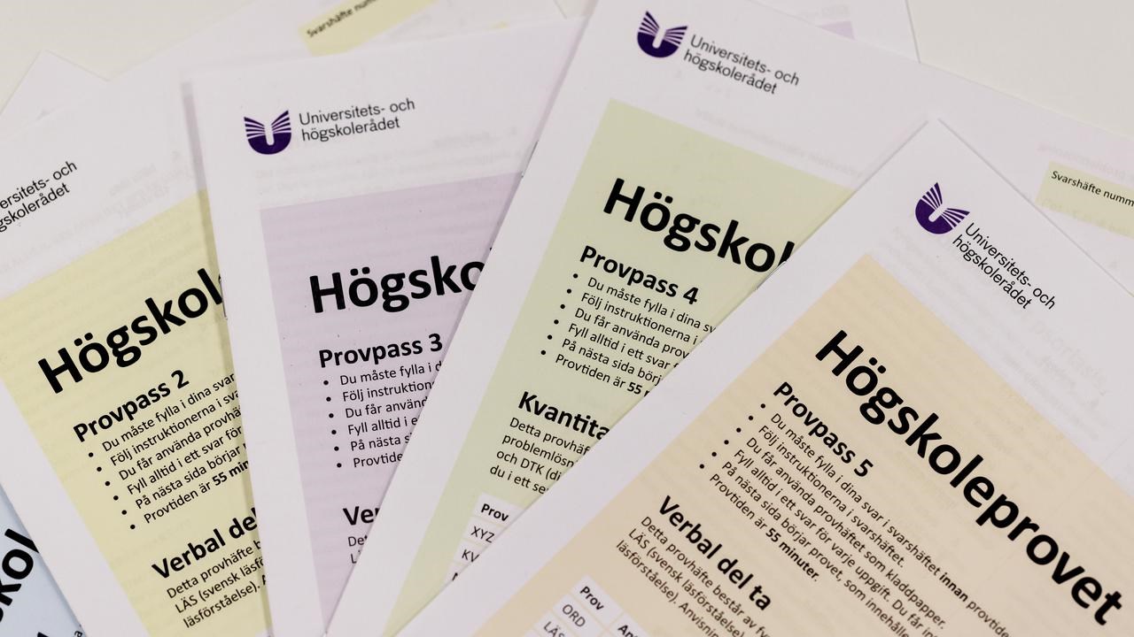 Högskoleprov som ligger på ett bord.