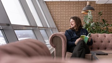 Anton pluggar på distans till socionom.