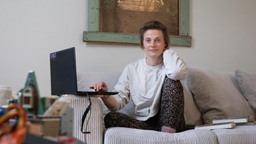 Tabita pluggar teologi på distans