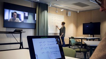 Student sitter vid sin dator i Learning Lab