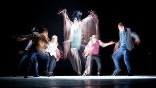 En grupp människor som dansar på en scen.