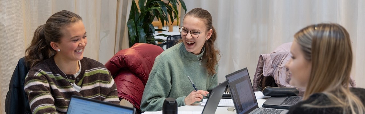 Studenter pluggar i MIT-huset