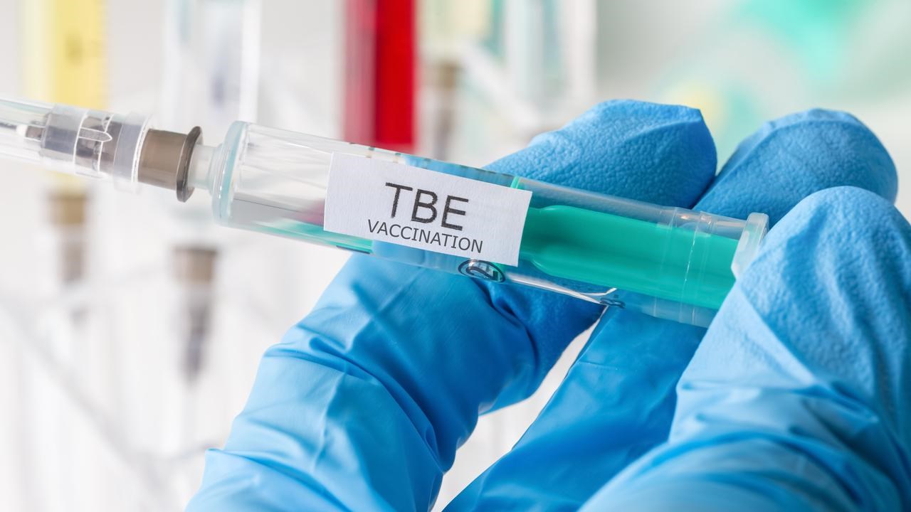 Hand som h&aring;ller en spurta med TBE vaccin.