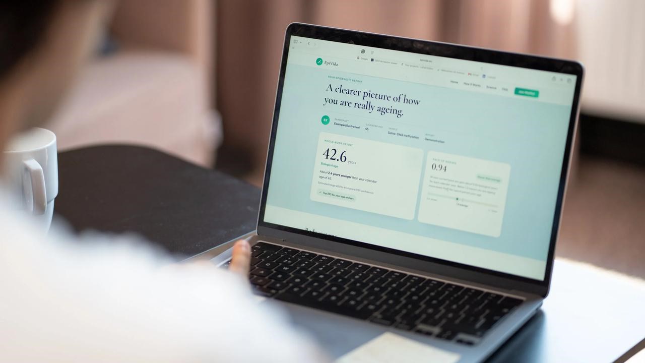 En laptop st&aring;r p&aring; ett bord, p&aring; sk&auml;rmen finns en bed&ouml;mning av anv&auml;ndarens &aring;ldrande.