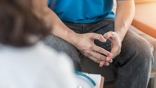 Manlig patient som har konsultation med läkare.