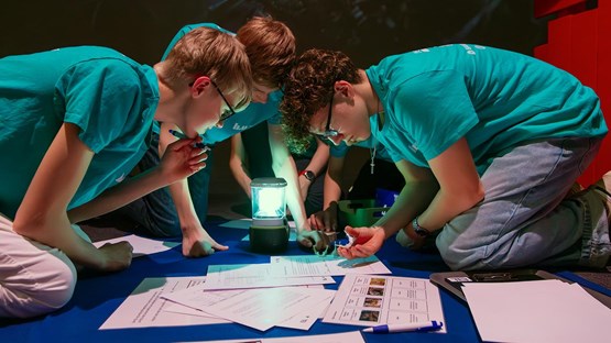 Bild på elever som löser uppgifter under riksfinal i Teknikåttan