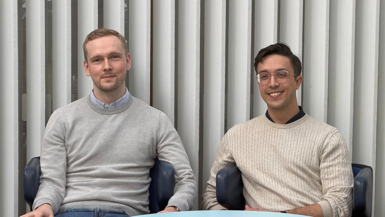 N&aring;gra m&auml;n som sitter bredvid varandra.