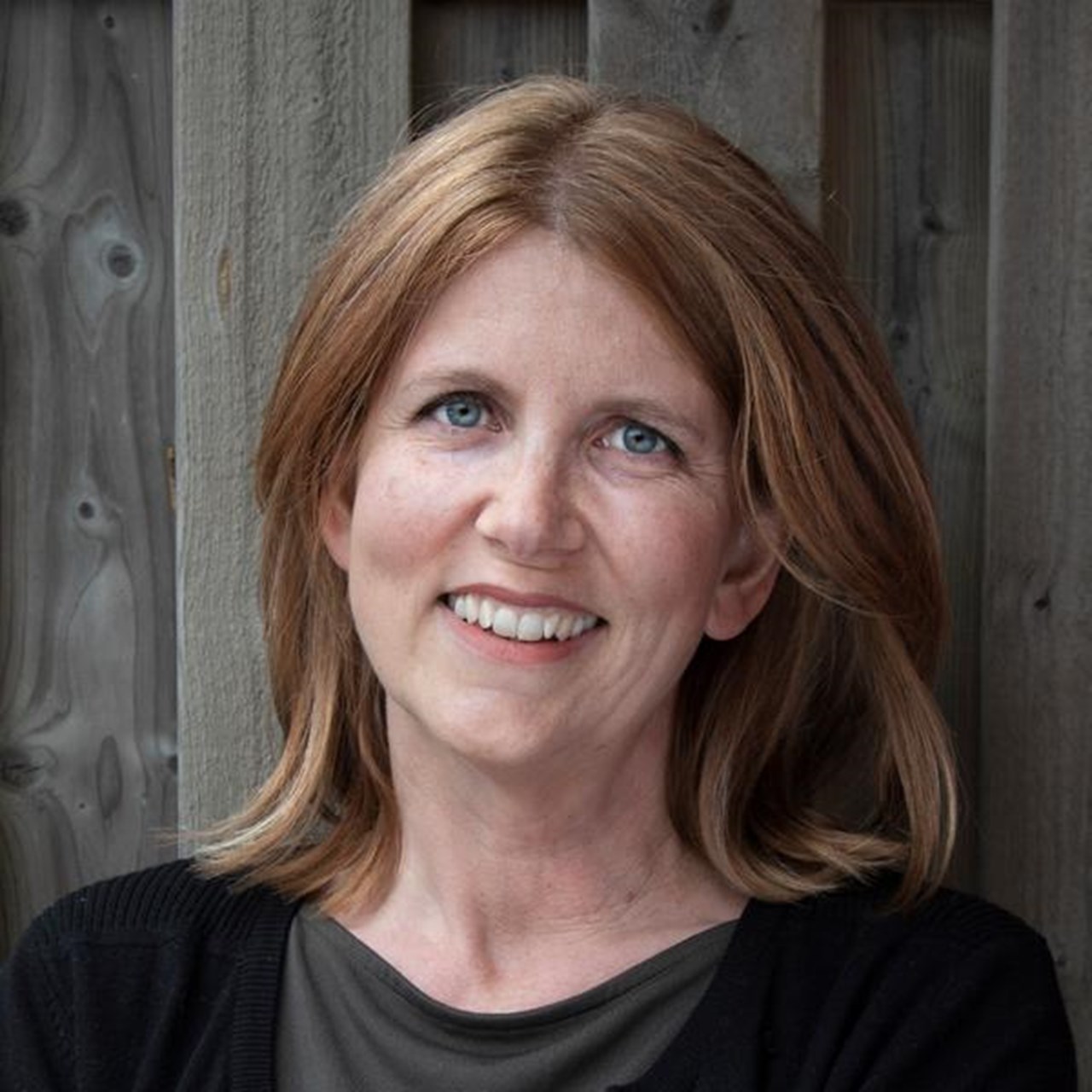 Sara Viklund st&aring;r framf&ouml;r en tr&auml;v&auml;gg.