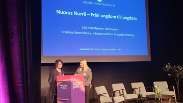 Christina Storm Mienna och Ella  Kristoffersson står på scen.