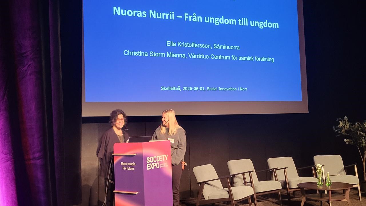 Christina Storm Mienna och Ella Kristoffersson st&aring;r p&aring; scen.
