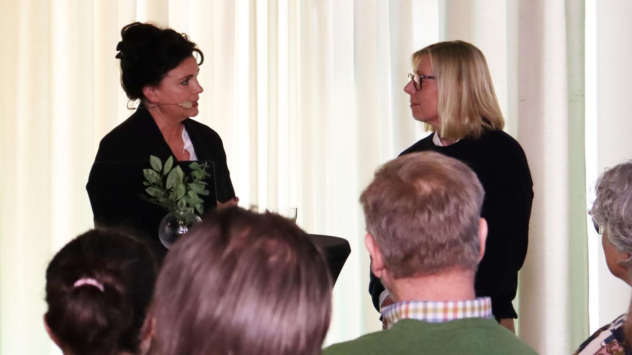 En grupp kvinnor som st&aring;r bredvid varandra.