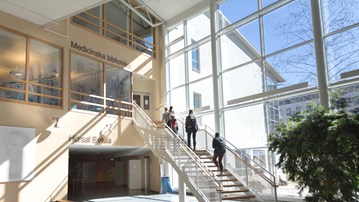 Entrén till Medicinska biblioteket.