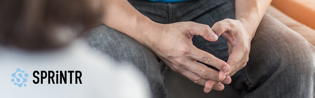 Man som konsulterar läkare. SPRINTR logotyp till vänster.