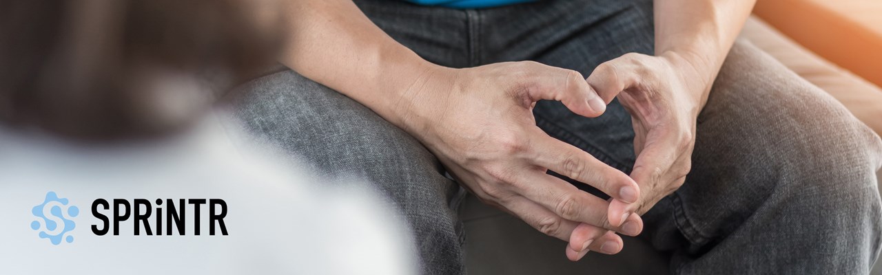 Man som konsulterar läkare. SPRINTR logotyp till vänster.