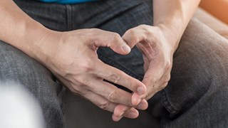 Man som konsulterar läkare. SPRINTR logotyp till vänster.