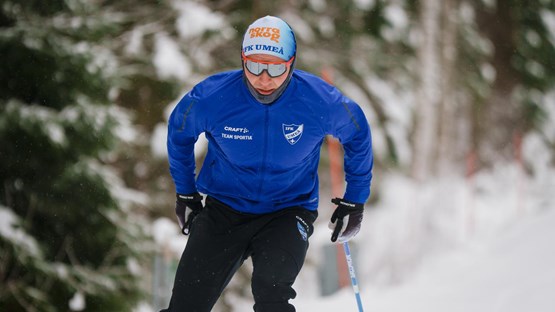 Simon Karlsson och kombinerar sin satsning som längdskidåkare med studier vid Umeå universitet.