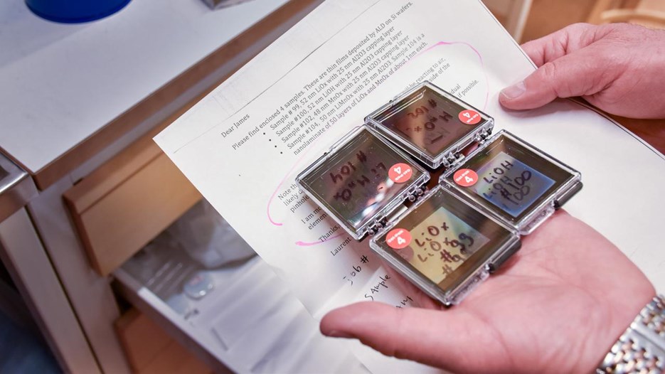Andrey displays samples sent from Silicon Valley, USA, to be analysed using XPS in Umeå. – I’ve probably seen most of the minerals and substances that exist in the world, he says.