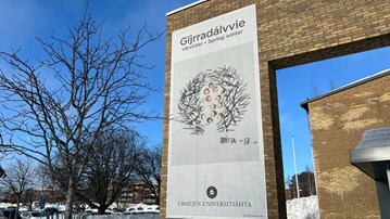 En vepa med ett textilt motiv av konstnären Britta Marakatt Labba, på ett valv vid Humanisthuset.