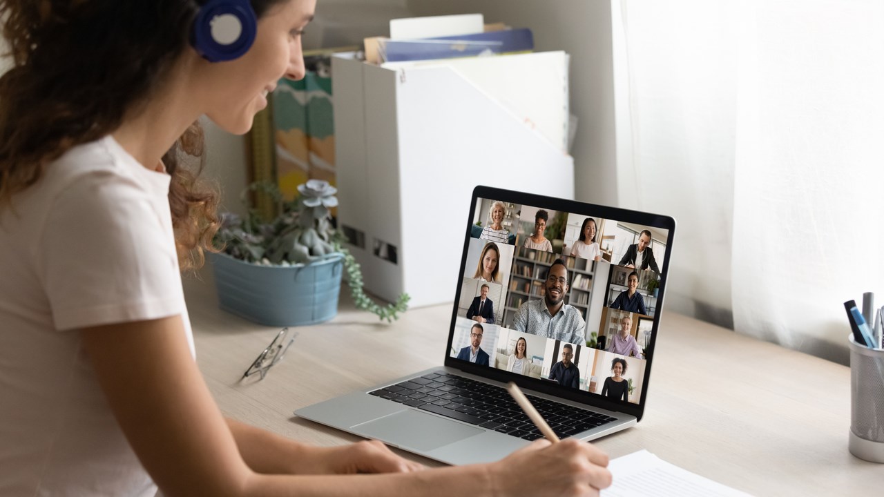 Kvinna som sitter i ett digitalt möte.