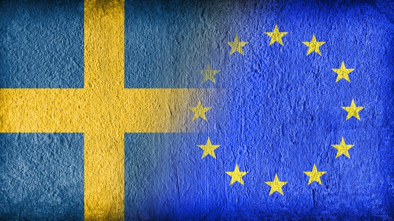 Fotomontage av svensk flagga och EU-flagga för att illustrera Sverige och EU eller Sveriges EU-medlemskap.