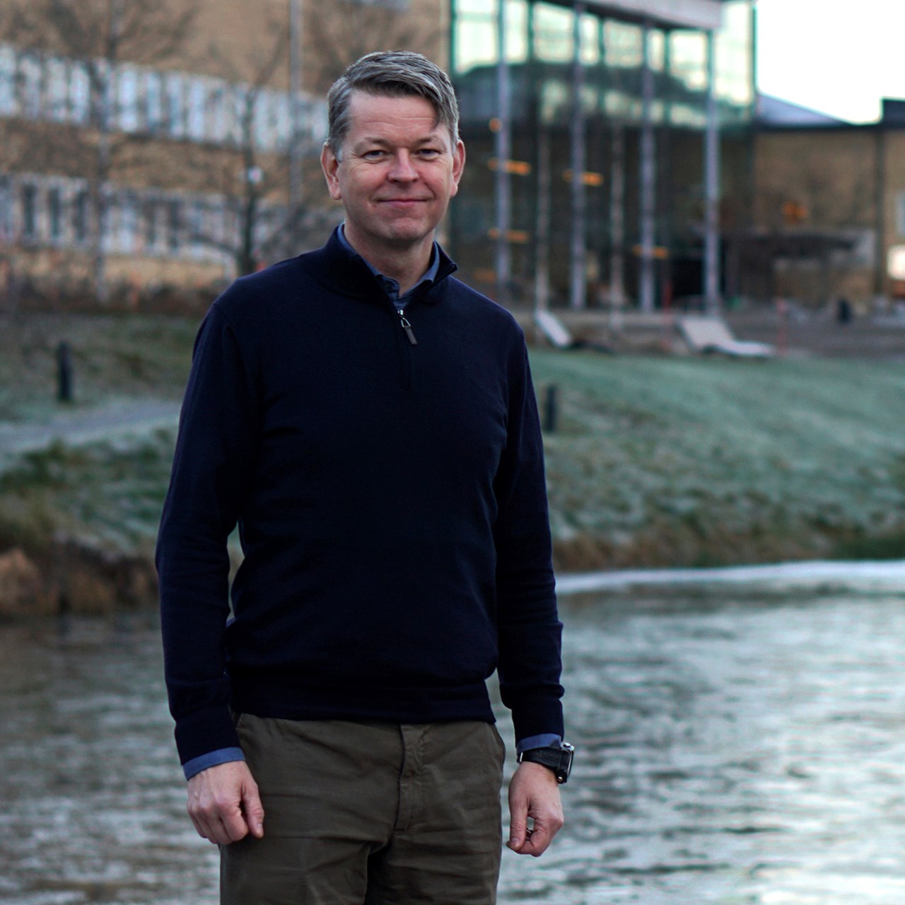 En man som står framför en damm