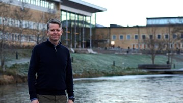 En man som står framför en damm