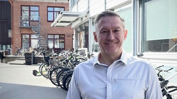 Porträtt på Alex Liebert framför Designhögskolan