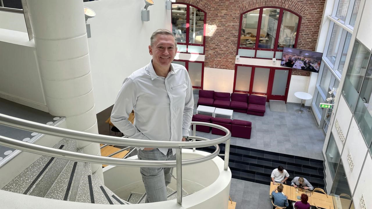 Alex Liebert st&aring;r i en spiraltrappa inne p&aring; Designh&ouml;gskolan