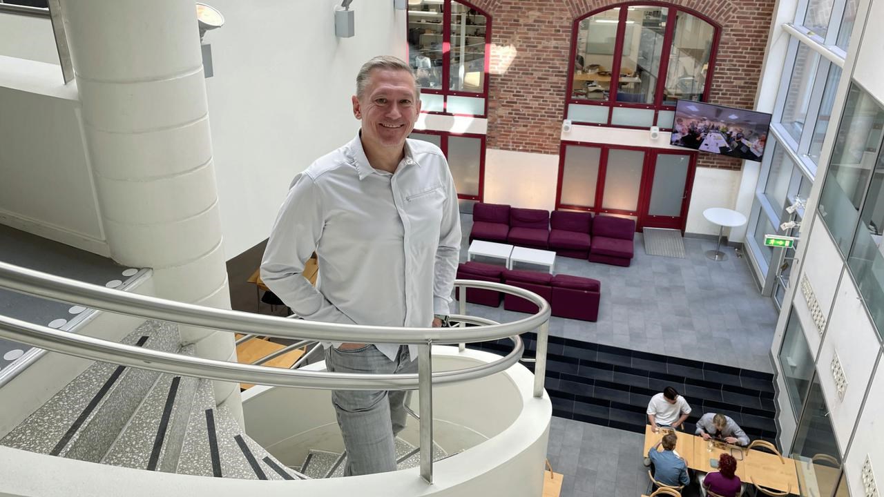 Alex Liebert st&aring;r i en spiraltrappa inne p&aring; Designh&ouml;gskolan