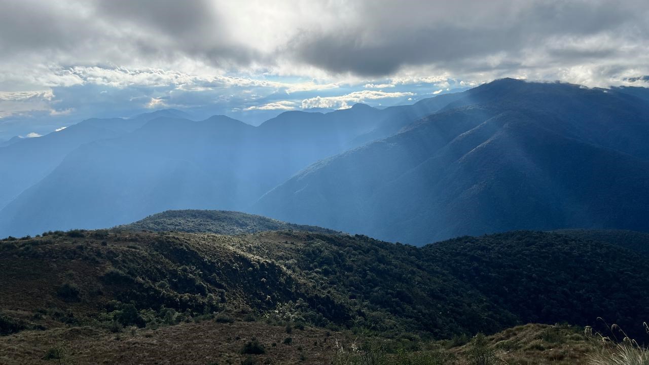En utsikt &ouml;ver en bergskedja med moln p&aring; himlen.
