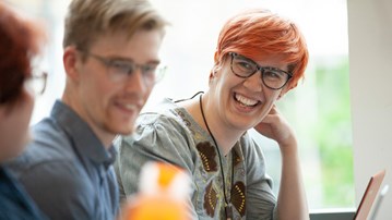 Tre teologistudenter vid en föreläsning 