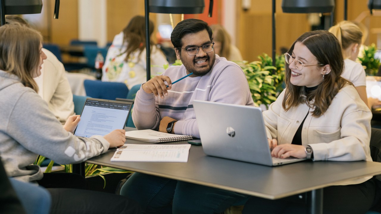 Internationella studenter studerar i Humanisthuset