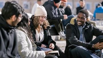 Internationella studenter utanför Lindellhallen.