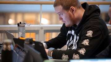 Studenter grupparbetar i MIT-huset