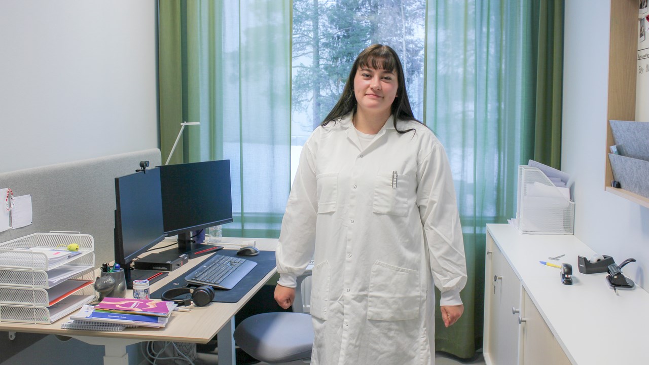 Eleonora Hedin i arbetsrummet på biotechföretaget Nordic Biomarker.