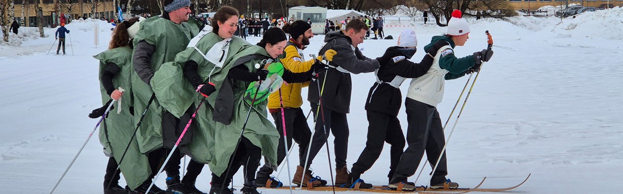 Slagskeppslagen består av fyra personer per lag. Här i färgglada utklädnader där de stakar sig fram i spåret.
