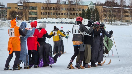 Slagskeppslagen består av fyra personer per lag. Här i färgglada utklädnader där de stakar sig fram i spåret.