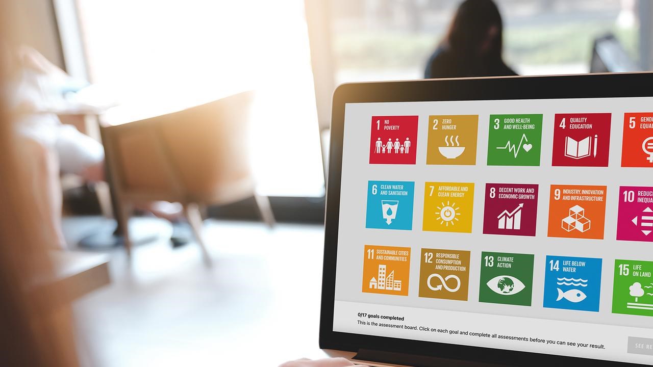 En person använder en bärbar dator på ett bord