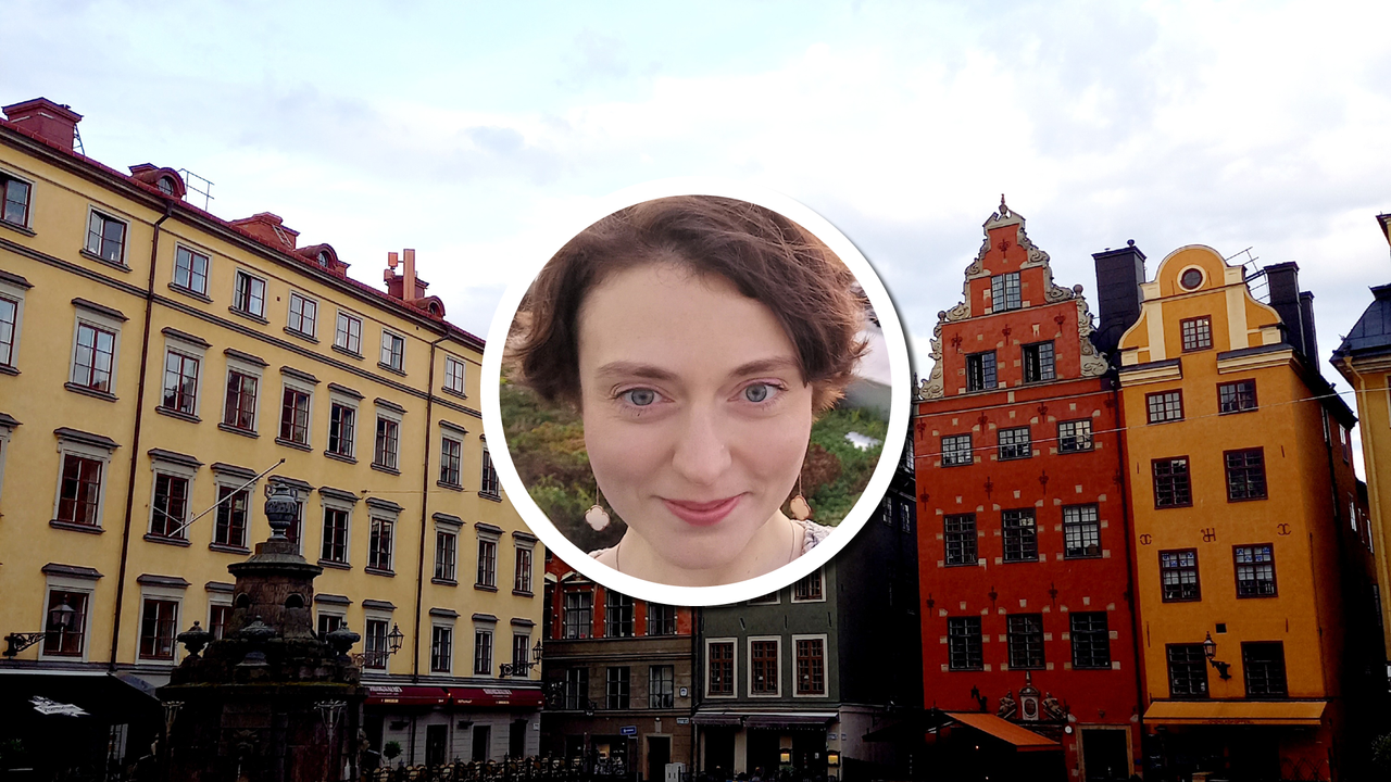 Maria Podkorytovas ansikte framför en rad byggnader.
