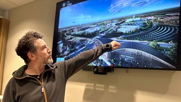 Olivier Keech pekar på en skärm som visar Dåva.