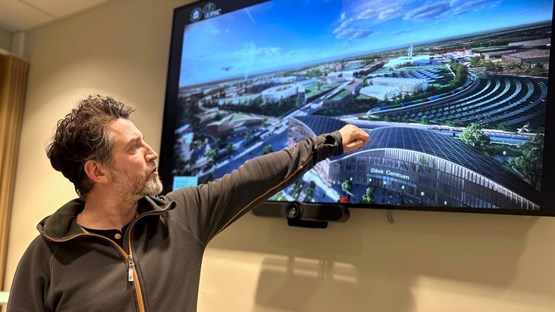 Olivier Keech pekar på en skärm som visar Dåva.