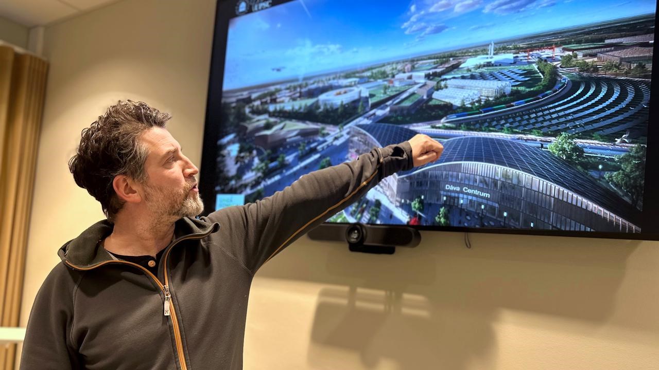 Olivier Keech pekar p&aring; en sk&auml;rm som visar D&aring;va.