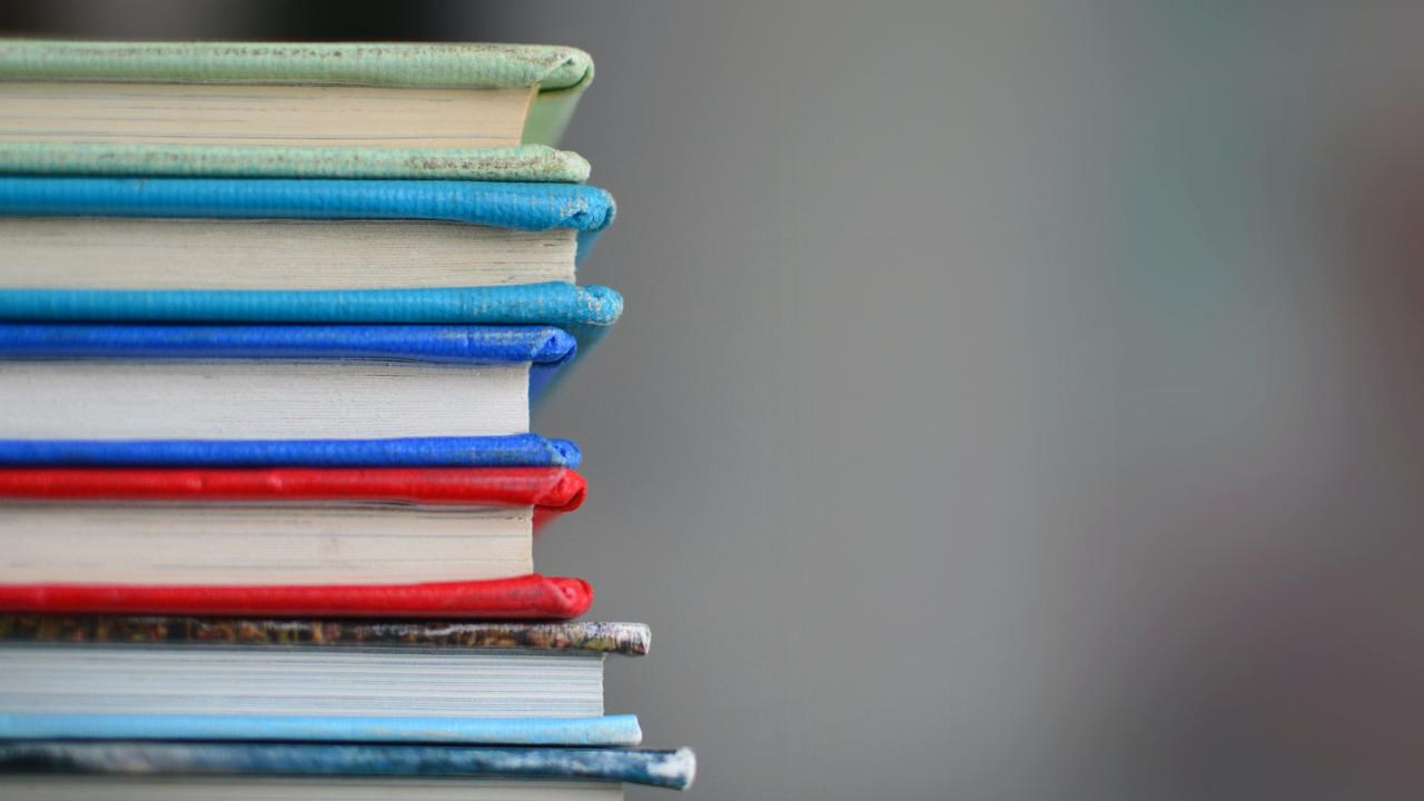 Färgglada böcker i en hög