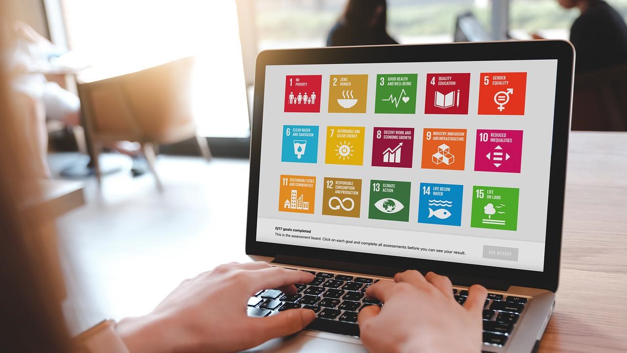 En person använder en bärbar dator på ett bord