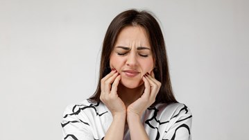 Ung kvinna med tandvärk