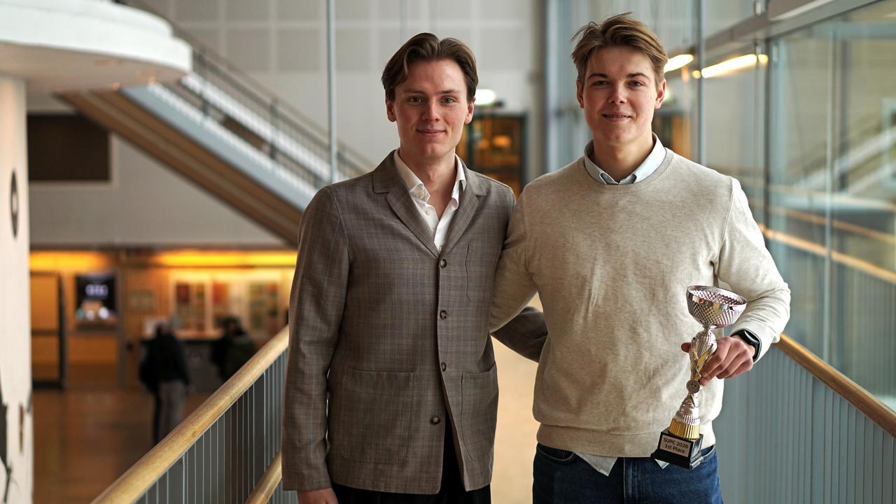 N&aring;gra m&auml;n som st&aring;r bredvid varandra.