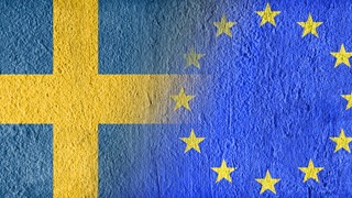 Fotomontage av svensk flagga och EU-flagga för att illustrera Sverige och EU eller Sveriges EU-medlemskap.