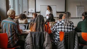Klassrumsscen bakifrån med ungdomar
