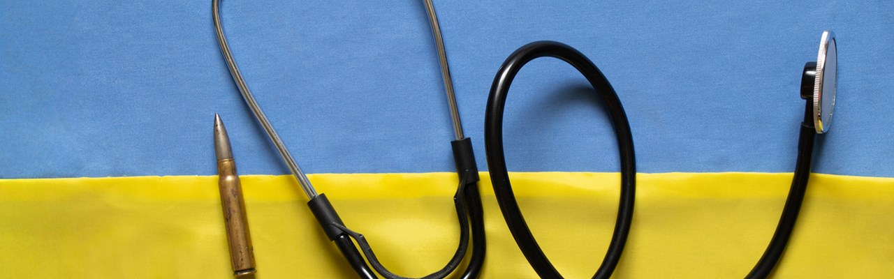 Stetoskåp och kula på den Ukrainska flaggan