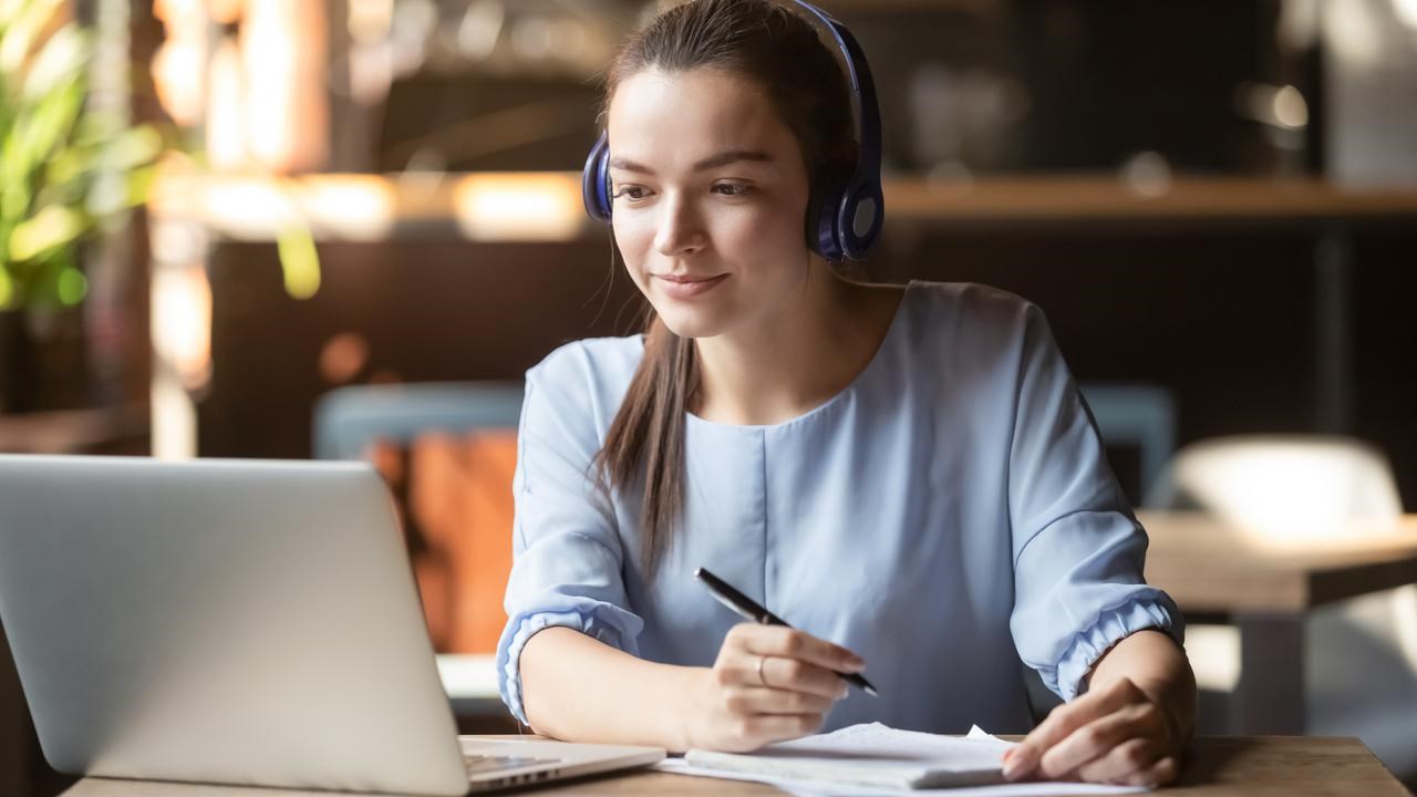 Kvinna som sitter i framför datorn i ett digitalt möte.